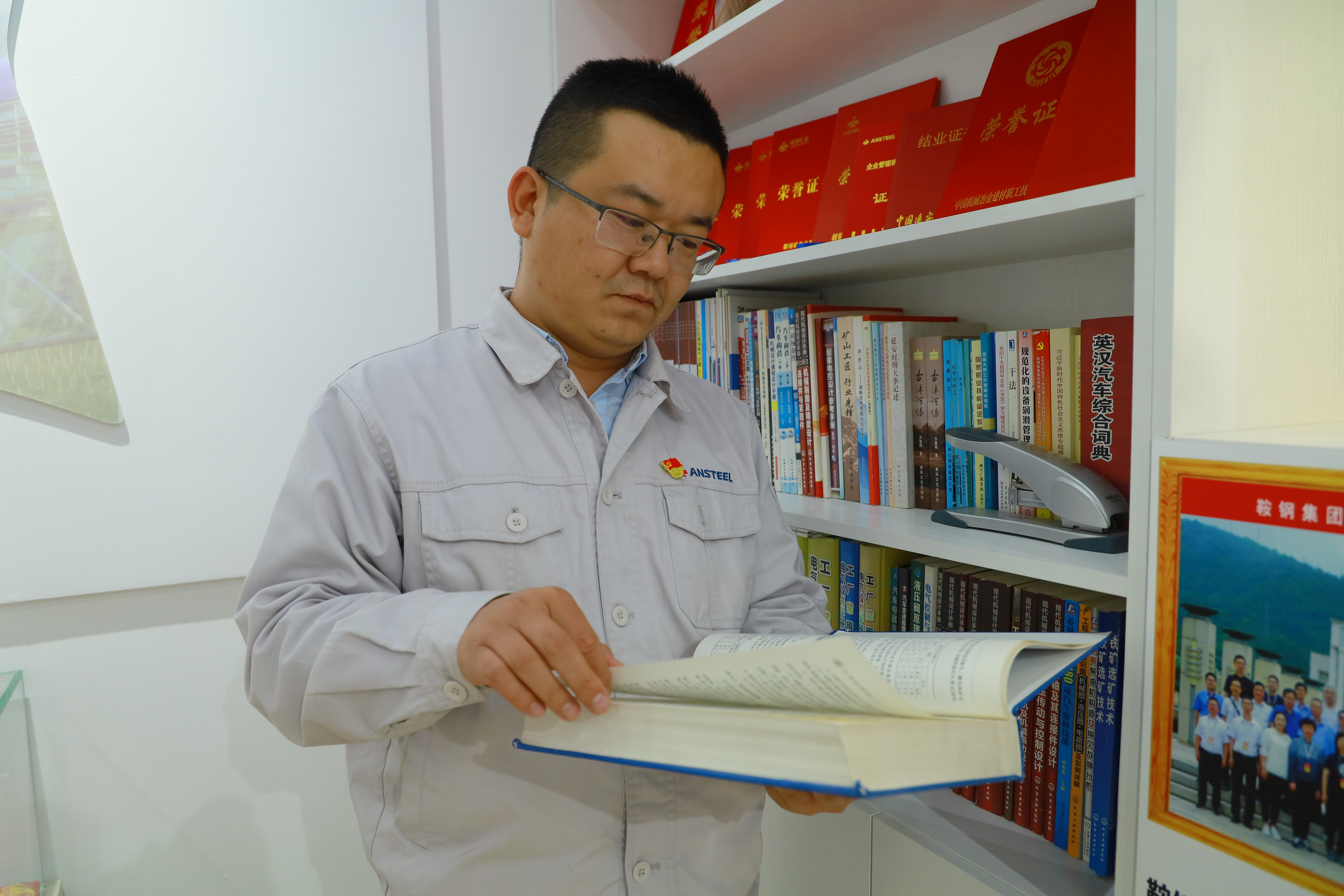 1.配圖閆大洋鉆研專業知識.JPG